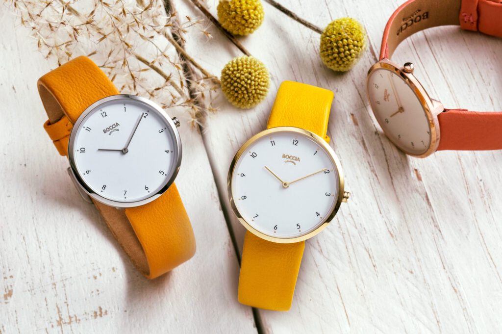 Drei Boccia Uhren, die auf einem Holztisch präsentiert werden
