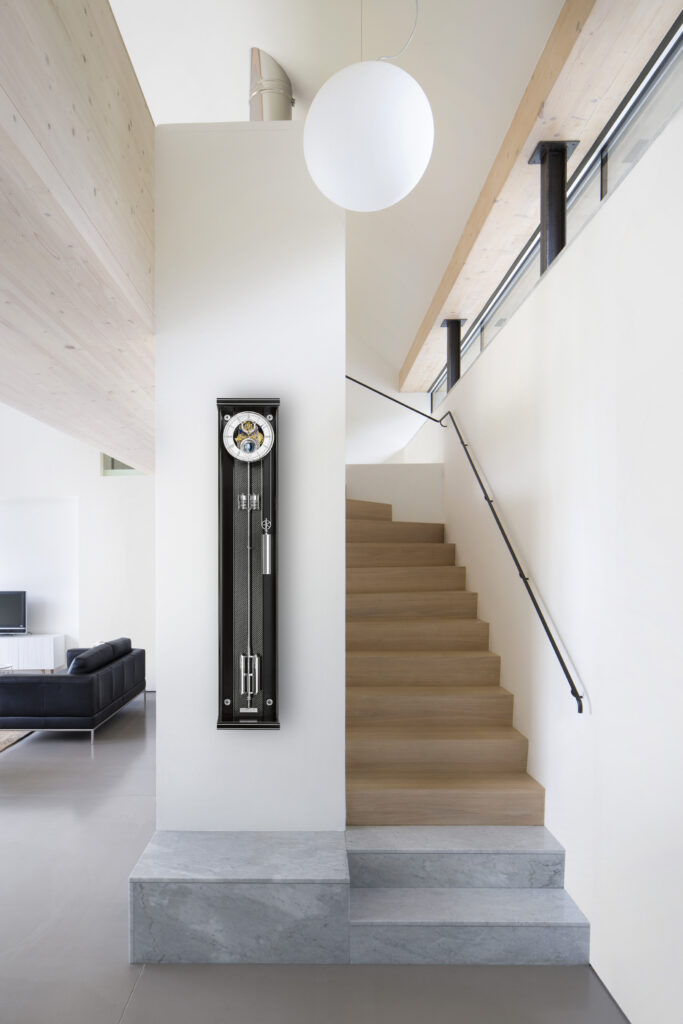 Erwin Sattler Uhr, die an einer Treppe hängt