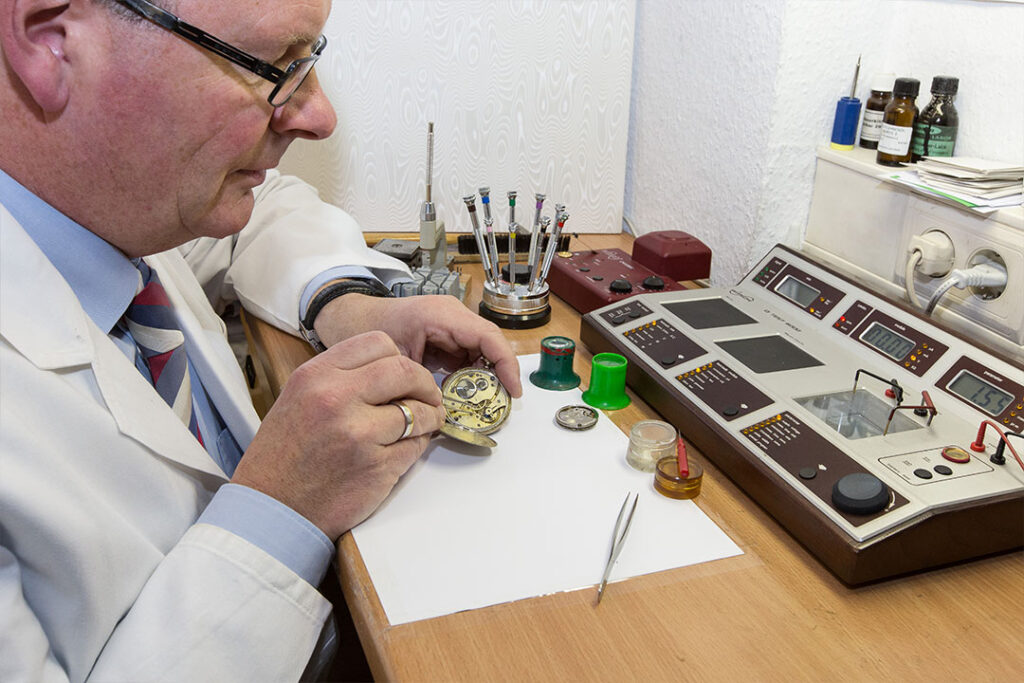 Uhrmachermeister Raphael Schäfers in seiner Werkstatt